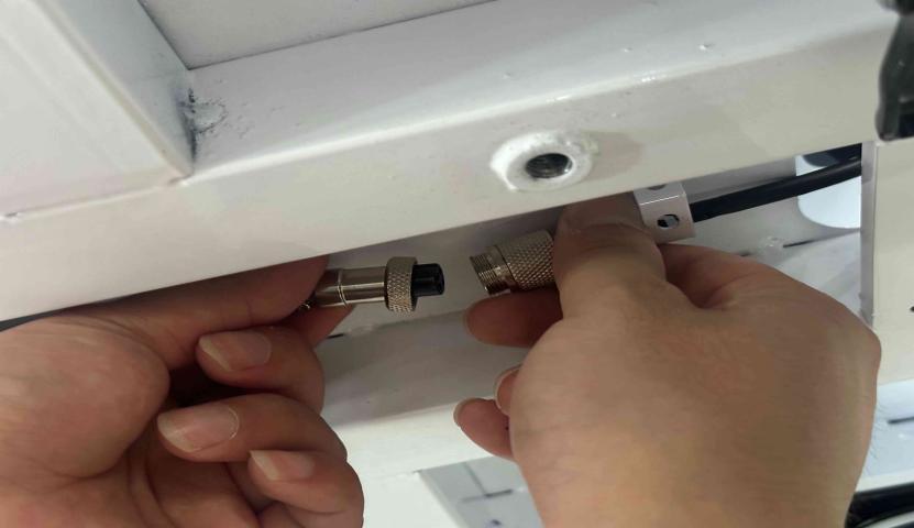 安装底部盖板